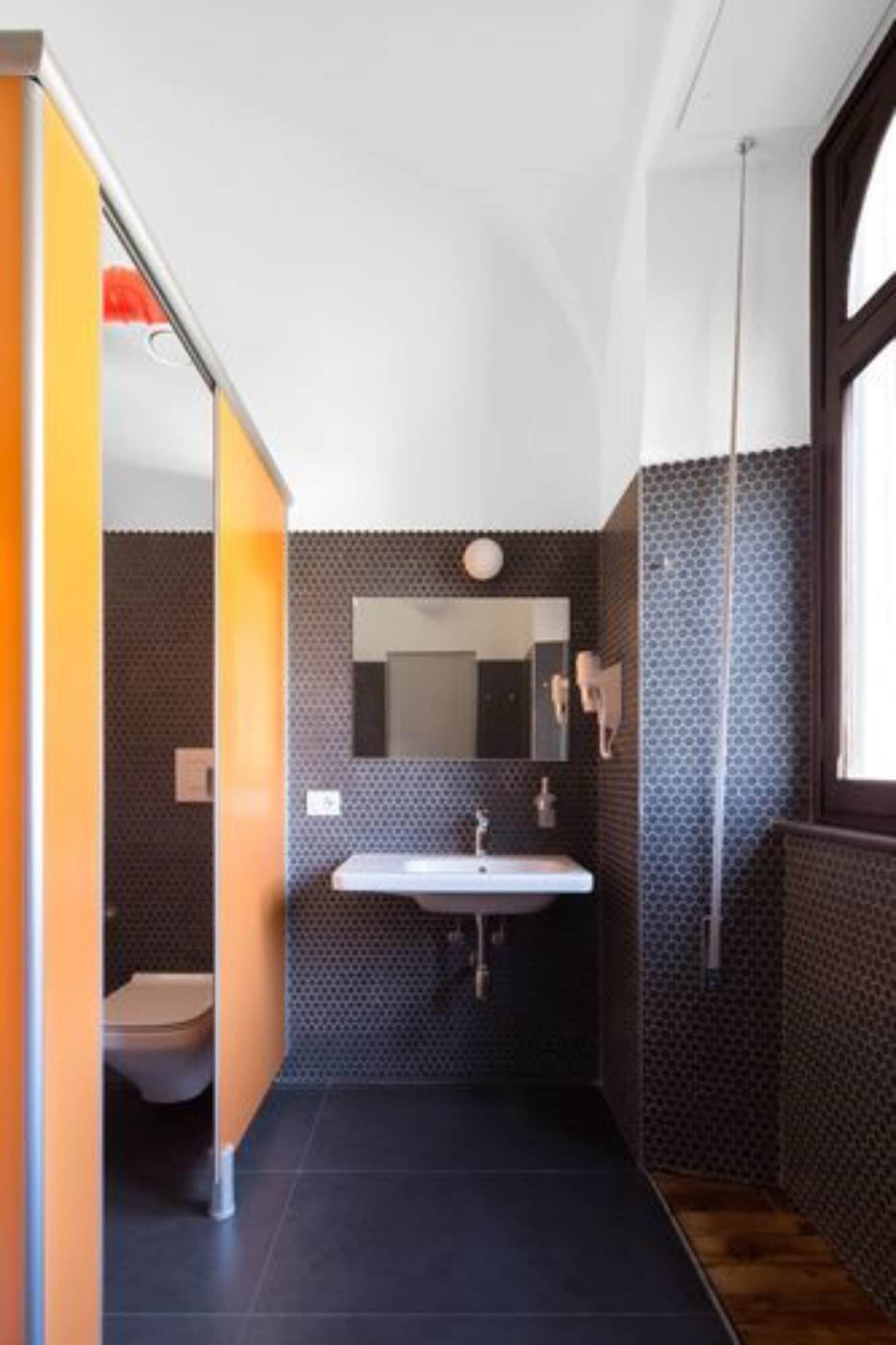 Babila Hostel Милано Екстериор снимка