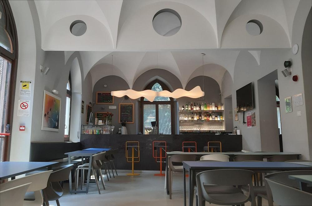 Babila Hostel Милано Екстериор снимка