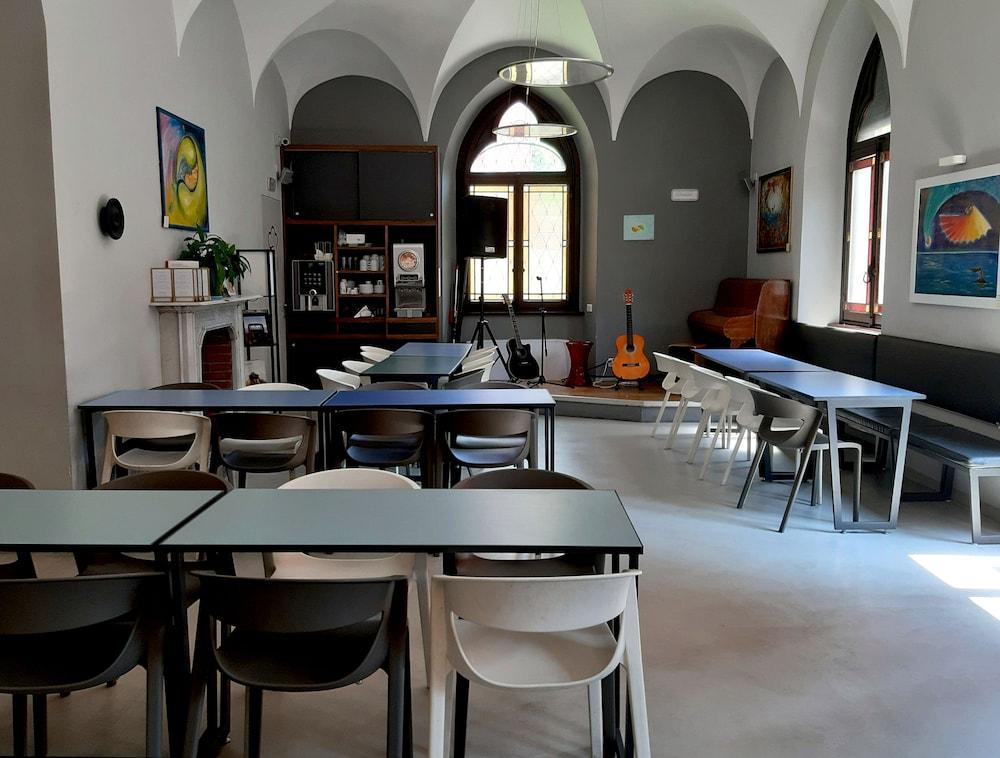 Babila Hostel Милано Екстериор снимка