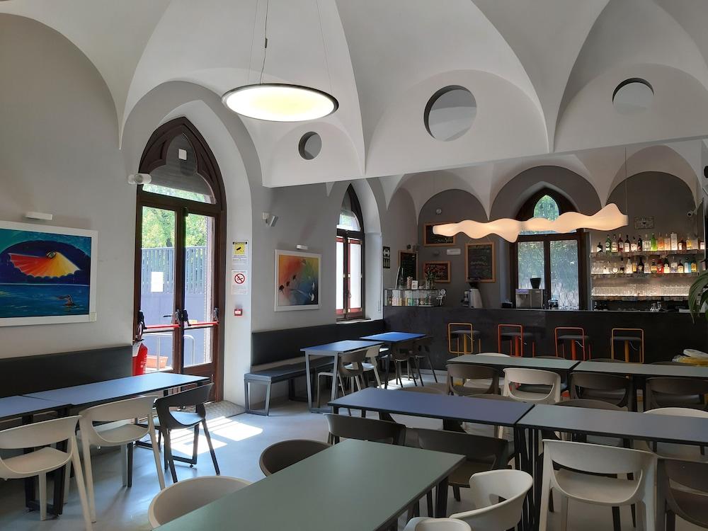 Babila Hostel Милано Екстериор снимка