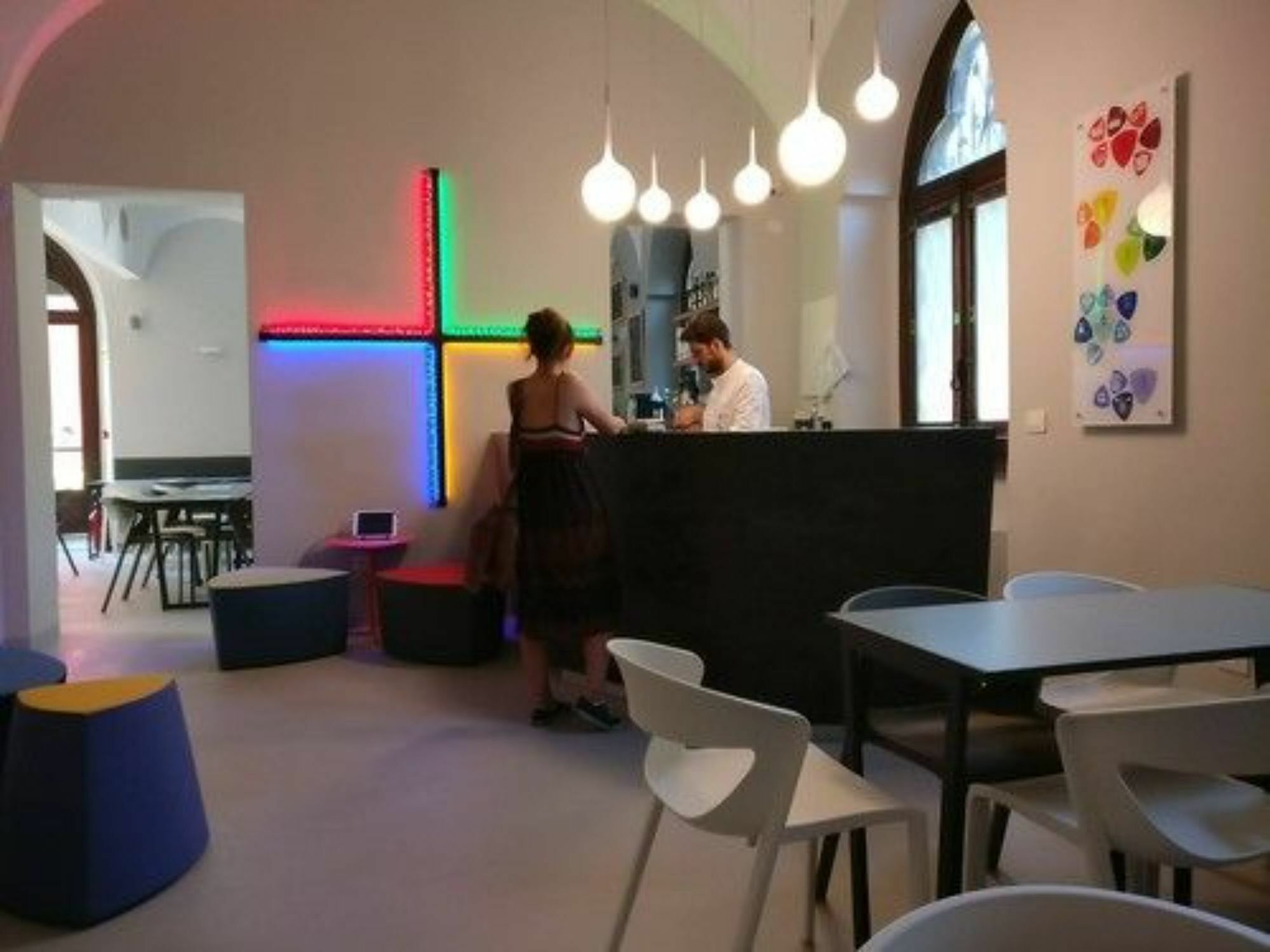Babila Hostel Милано Екстериор снимка